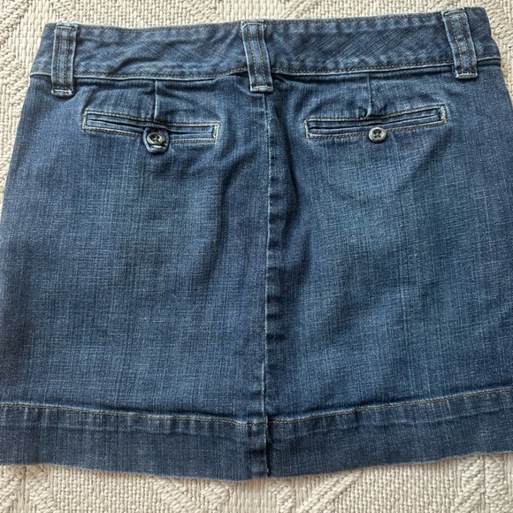 Gap Jeans (sz 4) Denim mini skirt. Back buttoned pockets. - Picture 3 of 3